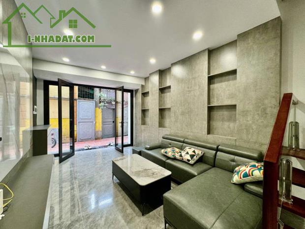 DÂN XÂY Phố Trạm mới tinh,diện tích 52m,6 tầng,thang máy,gần phố,ô tô đỗ cổng,nhỉnh 10 tỷ