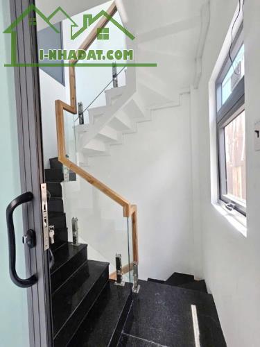 Nhà góc mới 3 tầng sát đường Nguyễn Duy P12Q8. Giá: 3.6 tỷ TL - 4