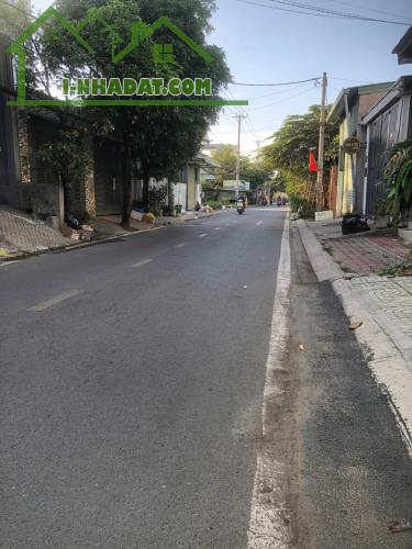🌈Bán Đất An Phú Đông 1  cách MT 100m giáp Gò Vấp 4,5 tỷ 
✅Đường 9m vỉa hè 3m 
✅Diện tích