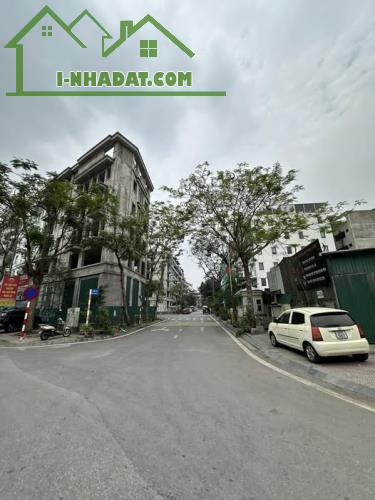 Bán nhà Lâm Hạ Dt100m mặt tiền 8,2m nhà dân xây 4 tầng kinh doanh, Văn Phòng - Tầng 1: Gar