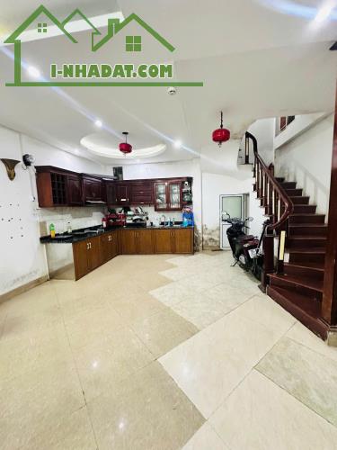 NHÀ CẦU GIẤY 40M2 5 TẦNG MONING ĐỖ CỬA NGAY SÂN ĐỖ Ô TÔ NGÀY ĐÊM CÁCH Ô TÔ TRÁNH 1 NHÀ