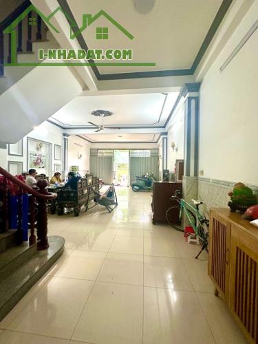 Nhà cũ bán đất - mặt phố 399 Âu Cơ - 122m2 x 3T x MT 6m - o to 2 chiều - lô góc - 1