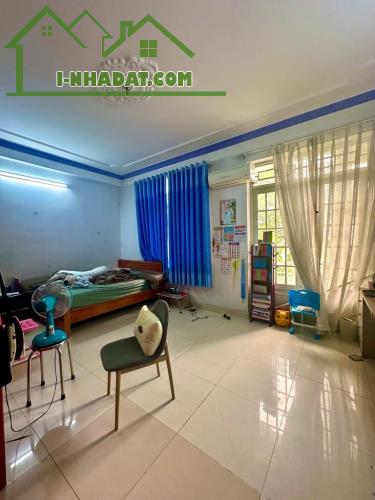 Nhà cũ bán đất - mặt phố 399 Âu Cơ - 122m2 x 3T x MT 6m - o to 2 chiều - lô góc - 5
