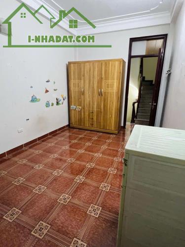 Cho thuê căn hộ tập thể tầng 2 ở hộ gia đình, ngõ Trại Găng, 70m2, 2 ngủ, 5.5 Triệu/tháng