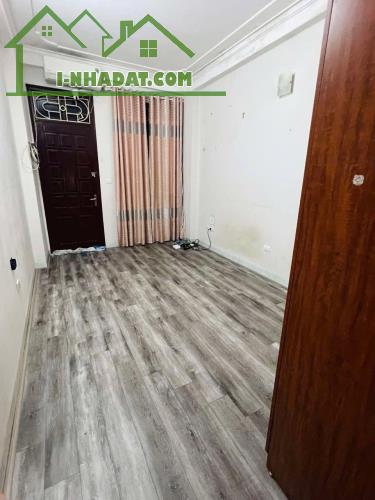 Cho thuê căn hộ tập thể tầng 2 ở hộ gia đình, ngõ Trại Găng, 70m2, 2 ngủ, 5.5 Triệu/tháng - 1