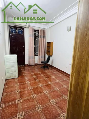 Cho thuê căn hộ tập thể tầng 2 ở hộ gia đình, ngõ Trại Găng, 70m2, 2 ngủ, 5.5 Triệu/tháng - 2