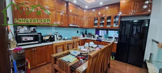 Bán nhà Đẹp ở ngay Hồng tiến- Ô Tô - Ngõ thôngThoáng vĩnh viễn -55m 5 tầng mặt tiền 5,2m