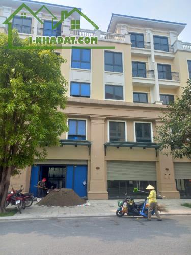 Biệt thự liền kề, 5 tầng, hướng Tây Nam, mặt tiền 6m, đường vào rộng 20m. Giá 17 t