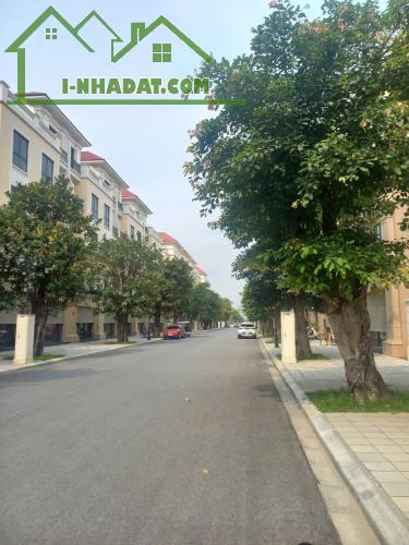 Biệt thự liền kề, 5 tầng, hướng Tây Nam, mặt tiền 6m, đường vào rộng 20m. Giá 17 t - 2