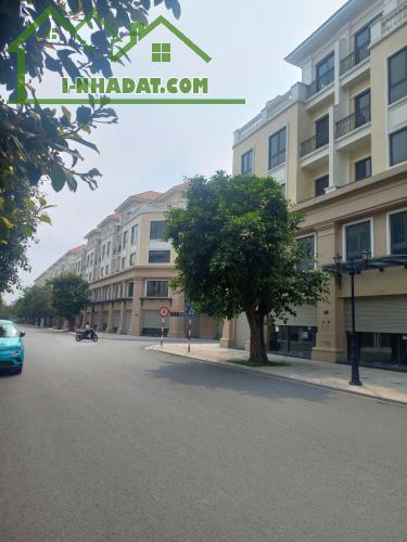 Biệt thự liền kề, 5 tầng, hướng Tây Nam, mặt tiền 6m, đường vào rộng 20m. Giá 17 t - 3