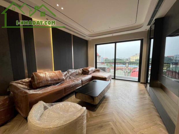 Bán nhà 6T, thang máy ở Nguyễn Văn Cừ ngõ oto , 76m, MT5m giá 20 tỷ