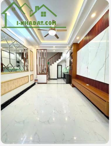nhà riêng ô tô đỗ cửa - nội thất đẹp - gần trường, chợ