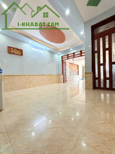 Bán nhà 2 Tầng 116m2 Dĩ An,đường xe hơi,có sân đậu xe,gần UBND phường