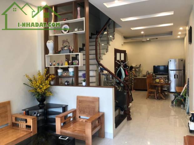 Bán Nhà đẹp phố Ngọc Trì,DT 45M, MT 4M,ngõ thông,ô tô đỗ cổng. Nhỉnh 6 Tỷ + VỊ trí: Nhà nằ - 1