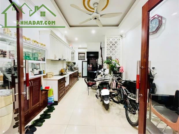 Bán nhà Lạc Long Quân Cầu Giấy gần ô tô ngõ thông 35m2 5T MT 4m dân xây đủ đồ ở luôn 7.5tỷ - 1