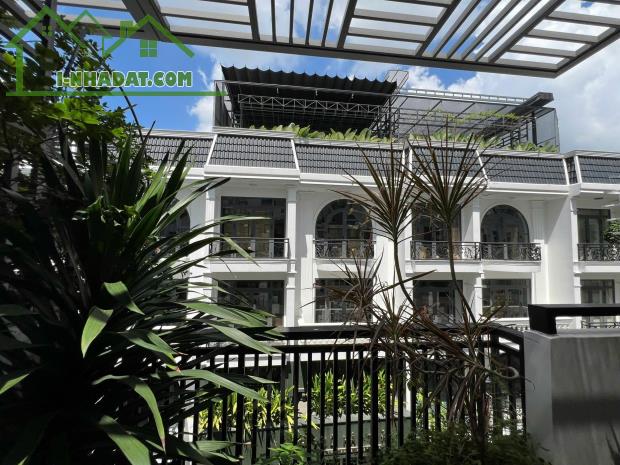 NHÀ XINH 1 TRỆT 2 LẦU PHONG CÁCH HIỆN ĐẠI NGAY TRUNG TÂM TP THỦ DẦU MỘT