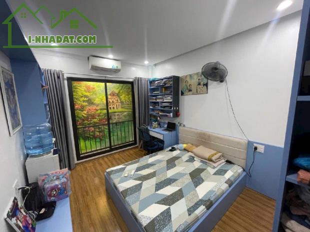 Bán nhà Long Biên, nội thất cơ bản, khu vực trung tâm, nở hậu, 9 tỷ x - 2