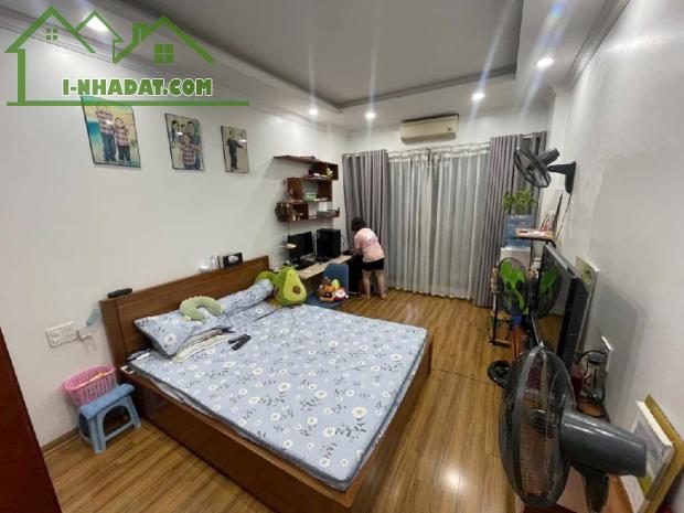 Bán nhà Long Biên, nội thất cơ bản, khu vực trung tâm, nở hậu, 9 tỷ x - 3