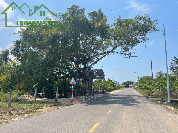 Bán đất ngộp mặt tiền Nguyễn Bỉnh Khiêm - TX LaGi sổ riêng thổ cư 100m2