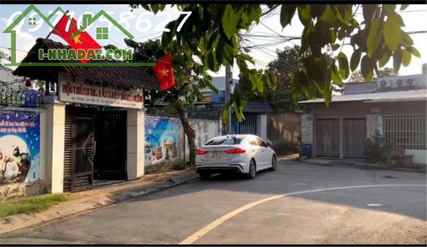 Chính chủ cần bán nhà trung tâm Hóc Môn - đường xe hơi đậu cửa - DT 900m2 - giá đầu tư - 4
