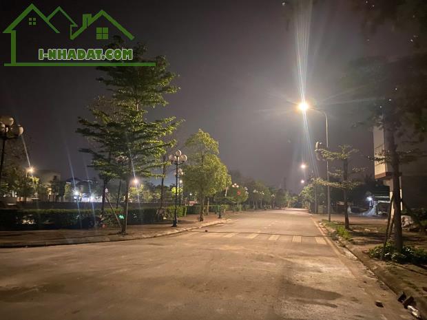 Chính Chủ Gửi Bán 90m Đấu Giá X6 Liên Hà - View Hồ - Vỉa Hè - Giá Rẻ - 2