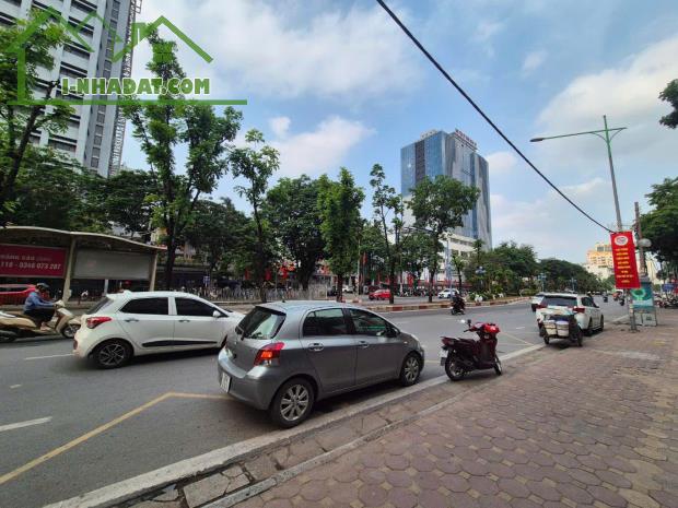 Mặt phố Hoàng Quốc Việt - Nhà 6 tầng kinh doanh - Vỉa hè rộng - Sổ vuông đét.