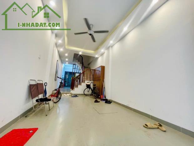 Nhà đẹp ở sướng dân xây chắc chắn. Thang máy sịn chạy vù vù