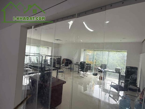 CẦN NHƯỢNG VĂN PHÒNG GẤP ĐẶC BIỆT: TẶNG luôn bàn ghế ai vào dùng được luôn