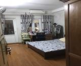Cho thuê phòng ở đẹp an ninh tốt rộng 25 m2 bếp nấu ăn riêng tại nhà mặt phố Bùi Xương