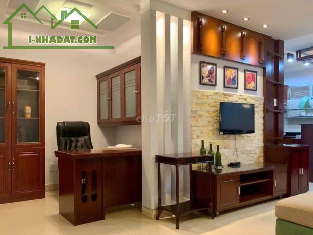 Cho thuê căn hộ 3 phòng ngủ tại Quận 1 TP. HCM giá 15tr/tháng, nội thất đẹp