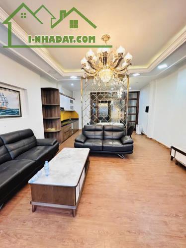Bán nhà phố Chùa Láng, Đống Đa, ngõ thông, phân lô, trước nhà 2 ô tô tránh nhau. Giá 18 tỷ - 3