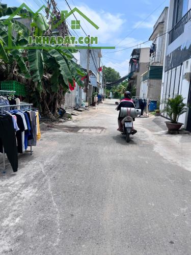 Đất sổ riêng ( 4.9m X 10.7 ) Xây full đất. Đường 8, Long Phước. Dân ở đông đúc. Không ngập