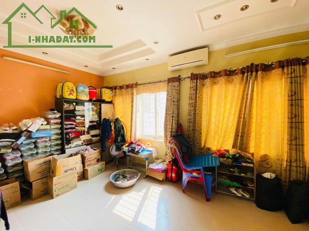 Bán nhà mặt phố Đồng Nhân, SĐCC 80m2, mặt tiền hơn 5m - 1