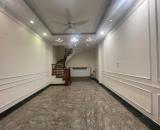 Cách mặt phố Võ Chí Công 10m, lại có chỗ đỗ ô tô sát nhà, vô cùng thuận tiện cho việc di c