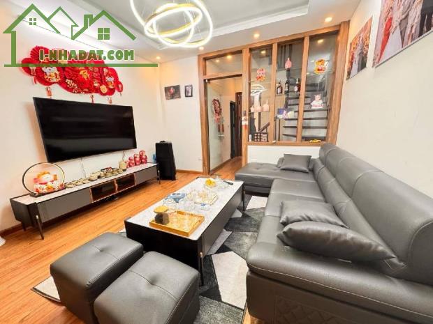 NHÀ 3 TẦNG PHÂN LÔ - Ô TÔ ĐỖ CỬA - TRUNG TÂM PHÙNG – 50M RA QL32