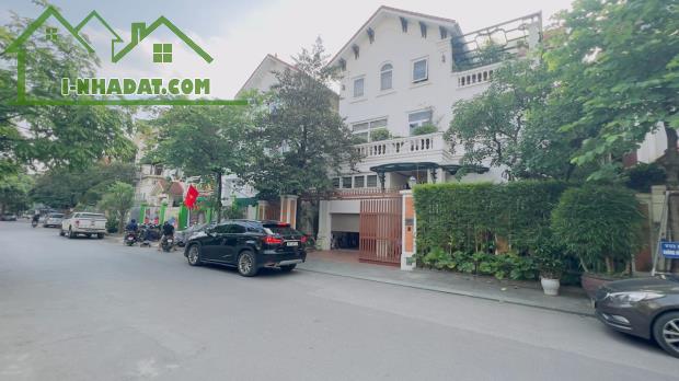 Bán biệt thự Làng Việt Kiều Châu Âu đường Nguyễn Văn Lộc DT 200m2 x 3 tầng giá 47.9 tỷ