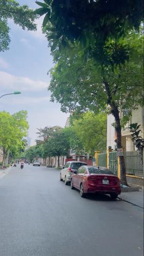 Bán biệt thự Làng Việt Kiều Châu Âu đường Nguyễn Văn Lộc DT 200m2 x 3 tầng giá 47.9 tỷ - 1