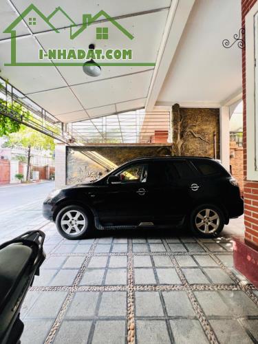 Bán biệt thự Làng Việt Kiều Châu Âu đường Nguyễn Văn Lộc DT 200m2 x 3 tầng giá 47.9 tỷ - 2