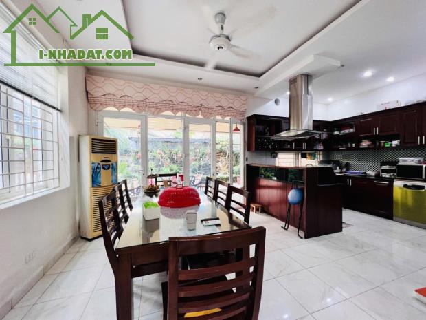 Bán biệt thự Làng Việt Kiều Châu Âu đường Nguyễn Văn Lộc DT 200m2 x 3 tầng giá 47.9 tỷ - 4