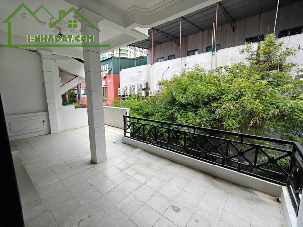 Cho thuê nhà riêng cực rộng, mặt tiền 7m, trung tâm Cầu Giấy. Tổng diện tích sử dụng 480m2 - 4