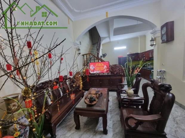 Tôn Thất Tùng, Đống Đa, toàn gỗ thịt, mặt tiền rộng 5,4m, diện tích to 58 m2 - 1