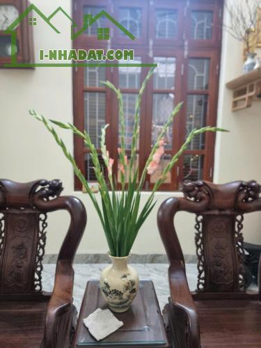 Tôn Thất Tùng, Đống Đa, toàn gỗ thịt, mặt tiền rộng 5,4m, diện tích to 58 m2 - 2