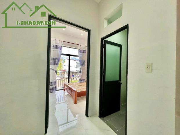 cho thue nha mat tien le van so 40m2 tret lau 2pn full noi that gia 4.8tr - 3