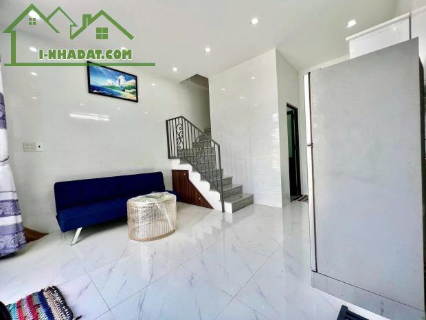 cho thue nha mat tien le van so 40m2 tret lau 2pn full noi that gia 4.8tr - 4