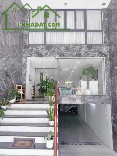 BÁN GẤP TOÀ NHÀ VĂN PHÒNG 8 TẦNG - DT 190m2 NỞ HẬU - MẶT TIỀN ĐƯỜNG NGUYỄN VĂN NGHI - 5