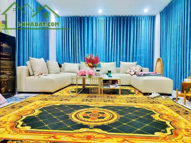 BÁN GẤP TOÀ NHÀ VĂN PHÒNG 8 TẦNG - DT 190m2 NỞ HẬU - MẶT TIỀN ĐƯỜNG NGUYỄN VĂN NGHI - 4