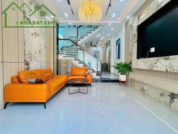 Bán nhà 4 tầng lô góc ô tô đỗ cửa phố Ngô Kim Húc