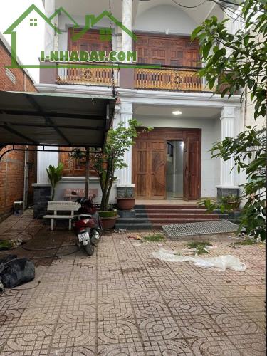 Nhà 8  triệu 4 phòng ngủ có sân đậu ô tô