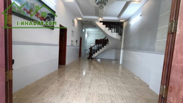 Nhà 8  triệu 4 phòng ngủ có sân đậu ô tô - 1