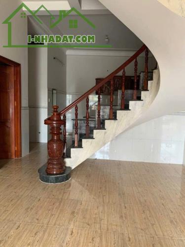 Nhà 8  triệu 4 phòng ngủ có sân đậu ô tô - 2